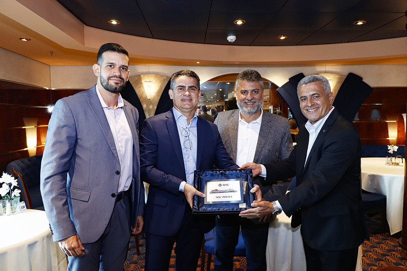 Prefeitura de Manaus entrega placa de boas-vindas ao navio MSC Poesia e fortalece turismo na capital