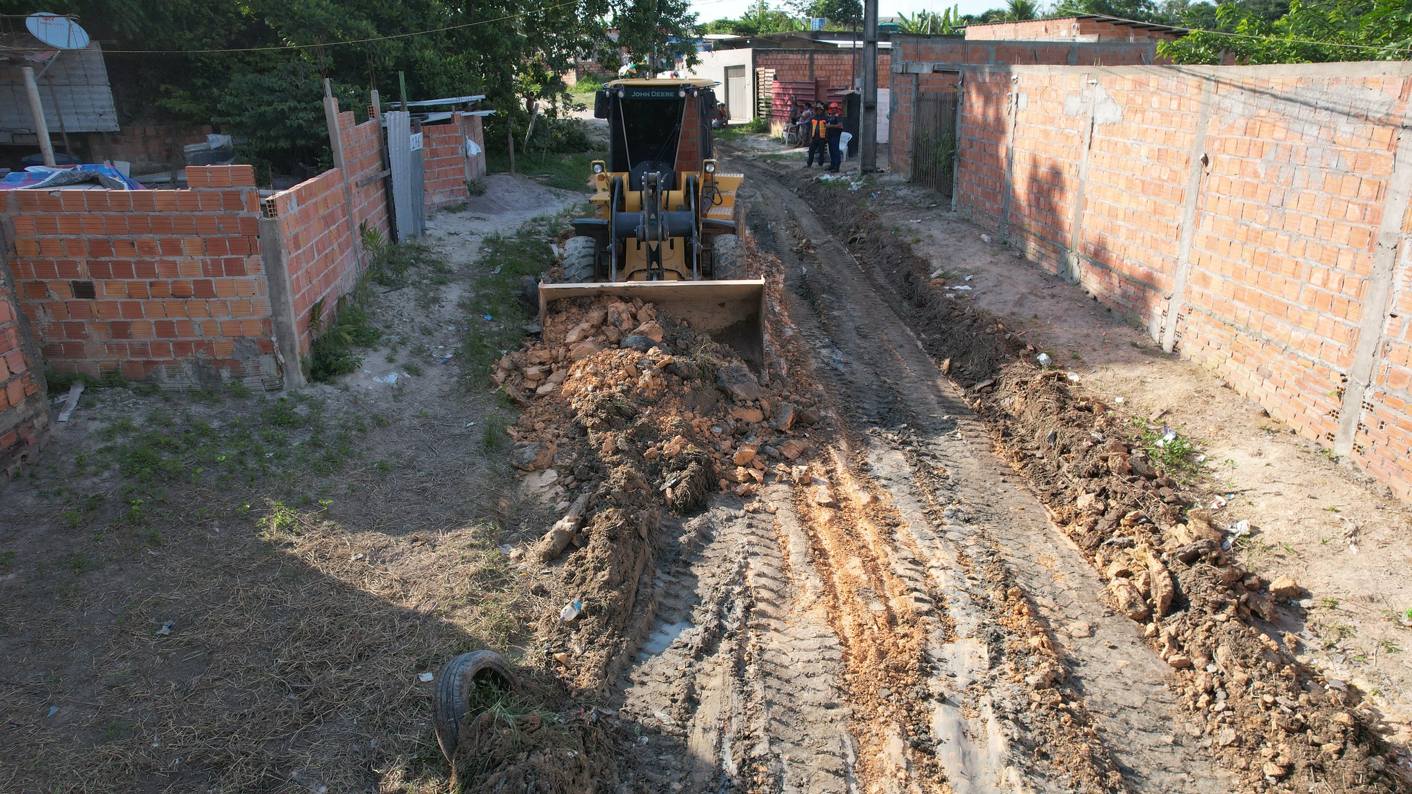 Prefeitura de Manaus atende solicitação dos moradores no bairro Lago Azul e inicia serviço de terraplanagem