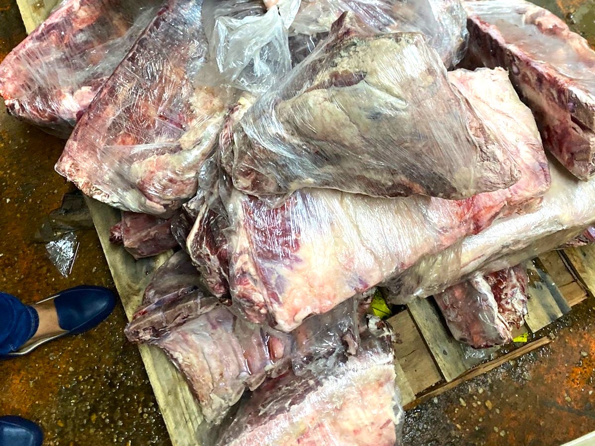 Visa Manaus apreende 1,6 tonelada de carne bovina em condições irregulares em supermercado da cidade