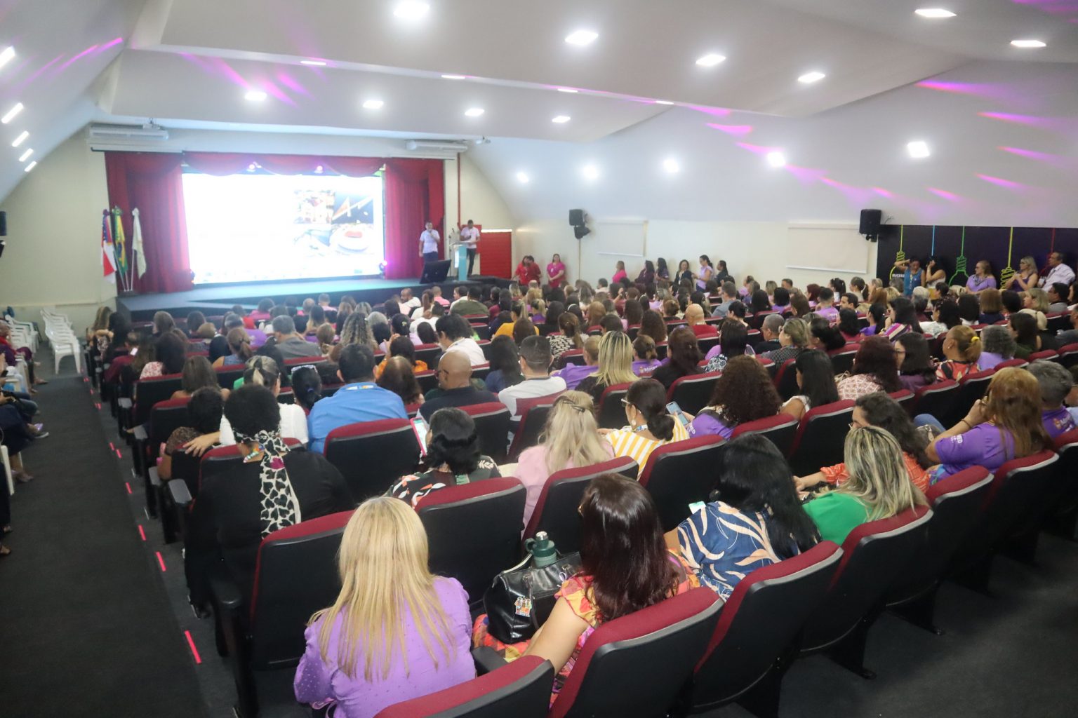 Palestra de prevenção do câncer de colo uterino marca encerramento da campanha Março Lilás da prefeitura