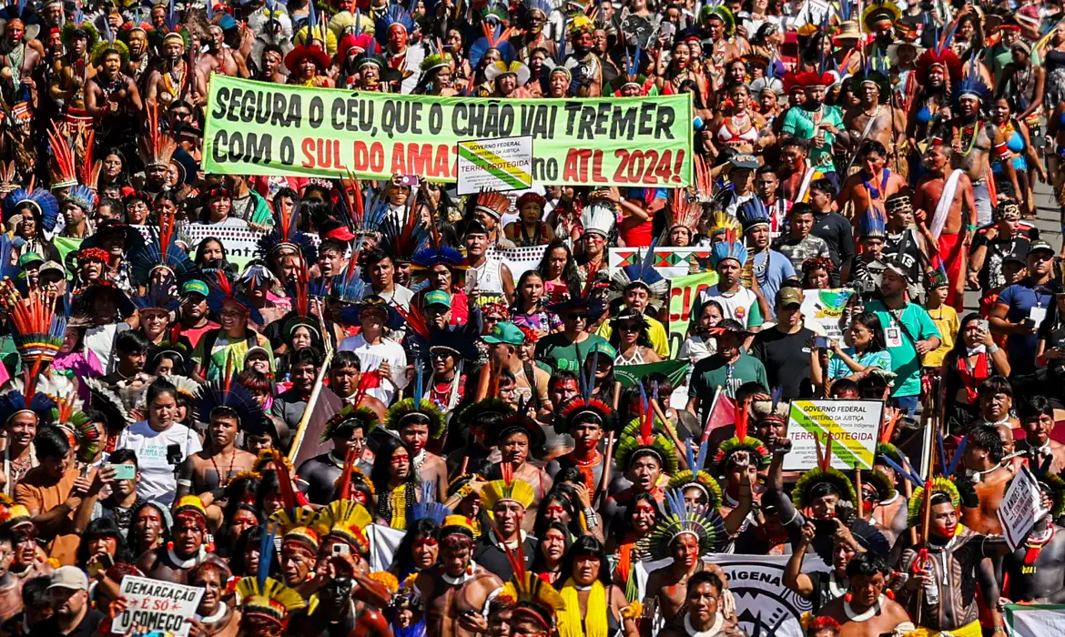 Milhares de indígenas marcham em Brasília