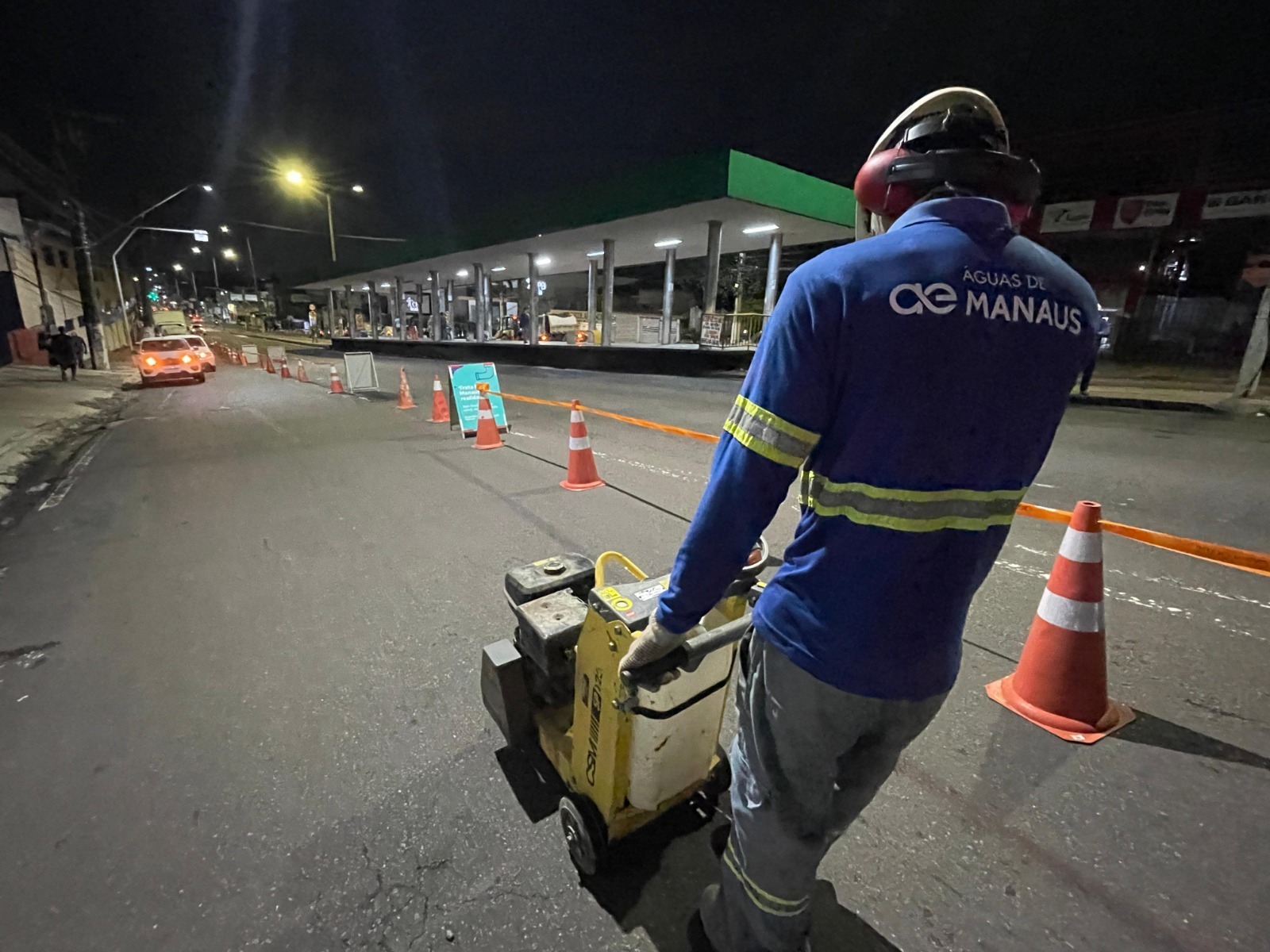 Obras de implantação de redes de esgoto avançam para novo trecho da Avenida Constantino Nery