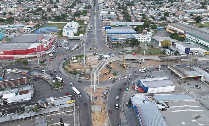 Prefeitura altera trânsito na Bola do Produtor para avanço nas obras do viaduto Rei Pelé