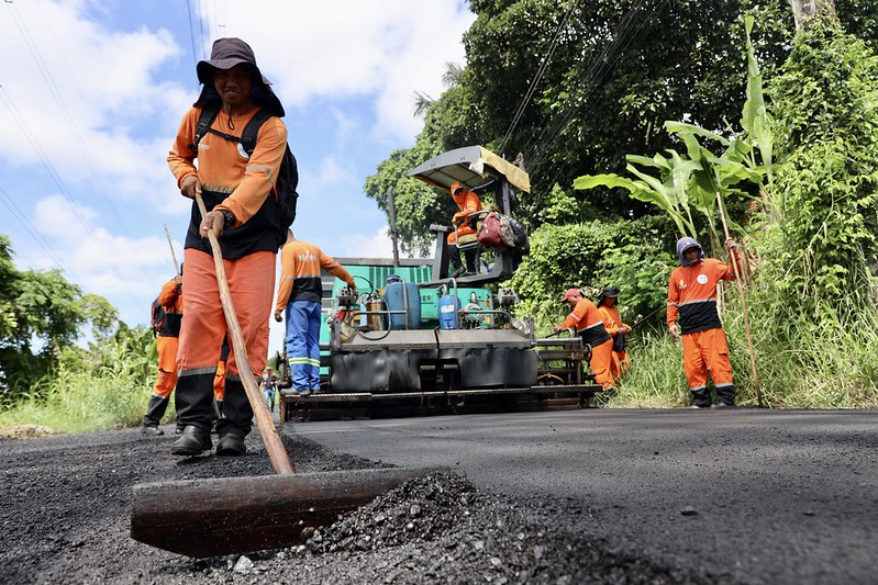 Asfalta Manaus’ da prefeitura aplica 400 toneladas em via do conjunto Boas Novas