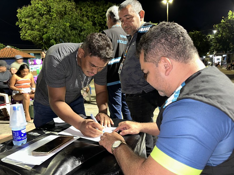 Prefeitura de Manaus garante segurança e formalização para vendedores ambulantes da praça Rosa Dourada