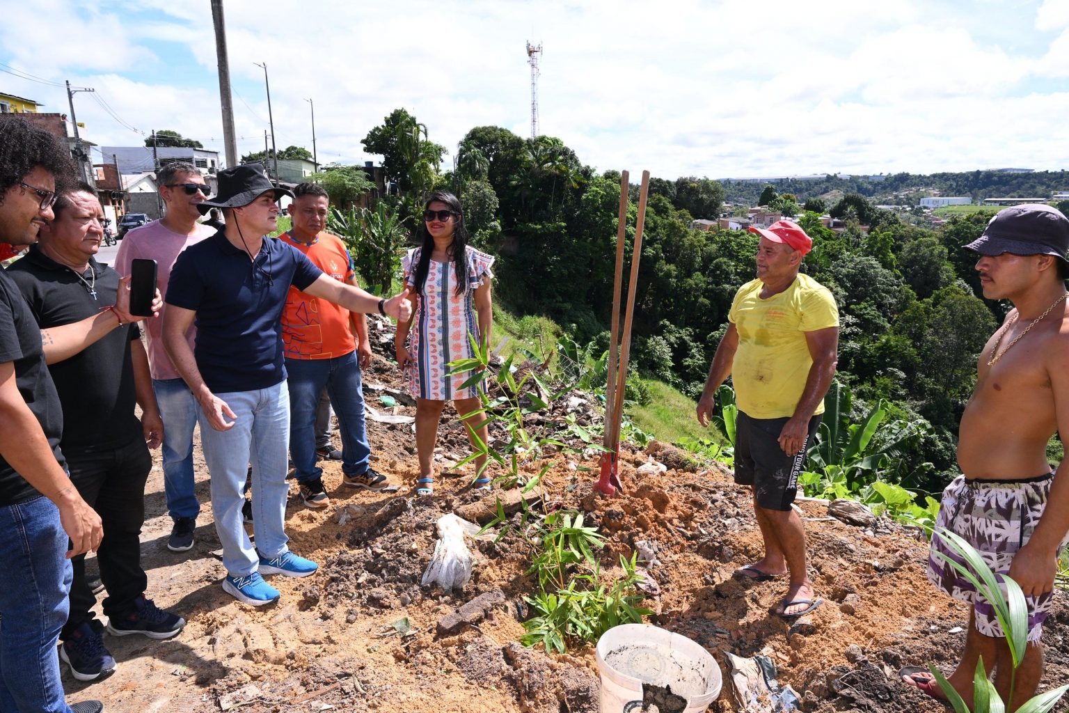 Prefeito alerta sobre perigo das lixeiras viciadas e destaca atitude de morador do Grande Vitória