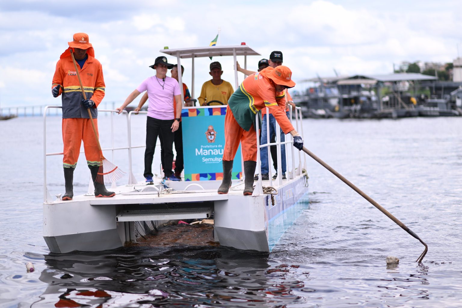 Prefeito reforça a implantação de barco coletor na orla de Manaus para minimizar o descarte irregular de lixo no rio Negro