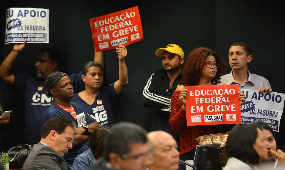 Professores e servidores de federais entram em greve