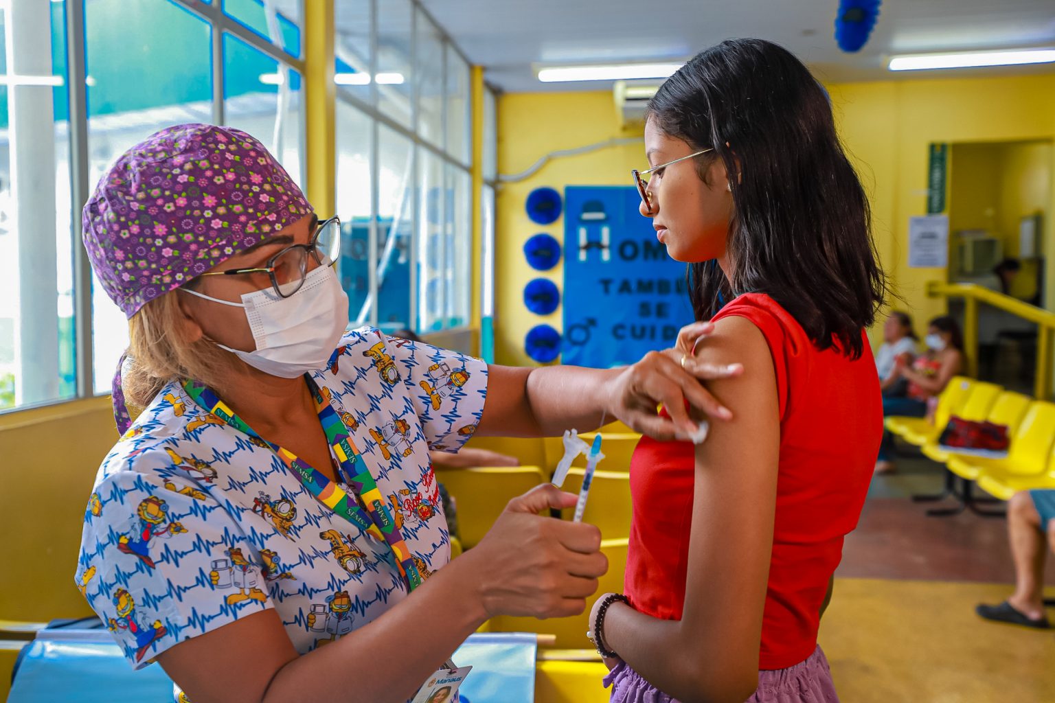 Crianças dos 10 aos 14 anos podem ser vacinadas contra dengue neste sábado, 13/4, em 8 unidades de saúde da Prefeitura