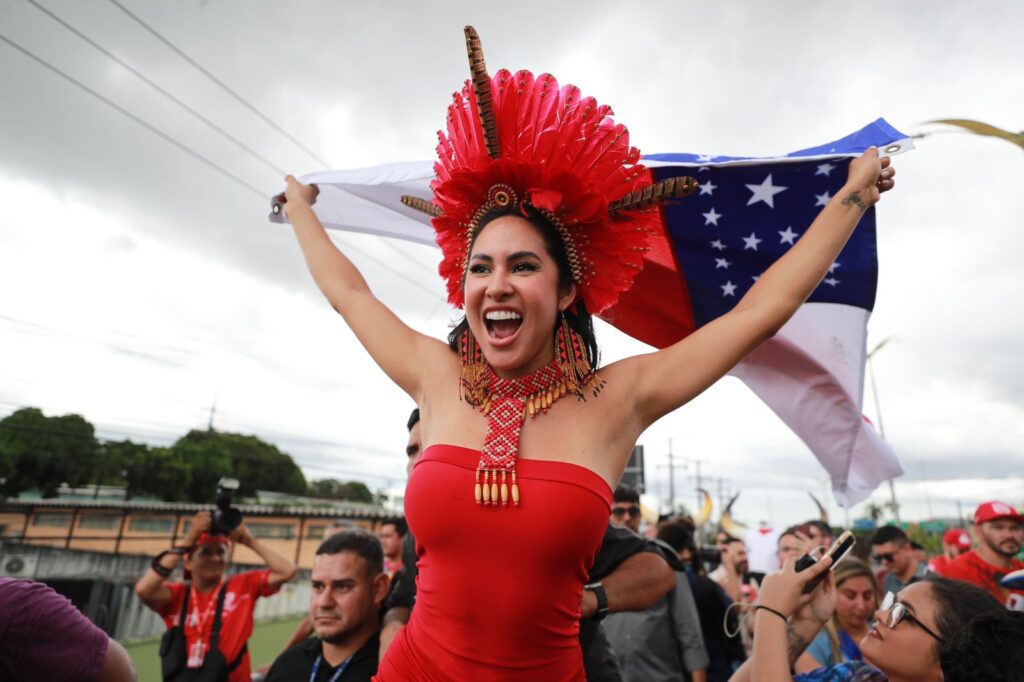 Após trajeto em trio elétrico, Isabelle Nogueira finaliza chegada em Manaus com festa no Largo de São Sebastião