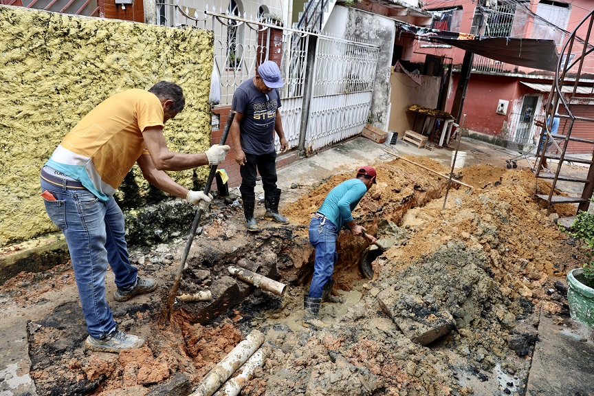 Prefeitura de Manaus atua na instalação de drenagem em beco na Compensa