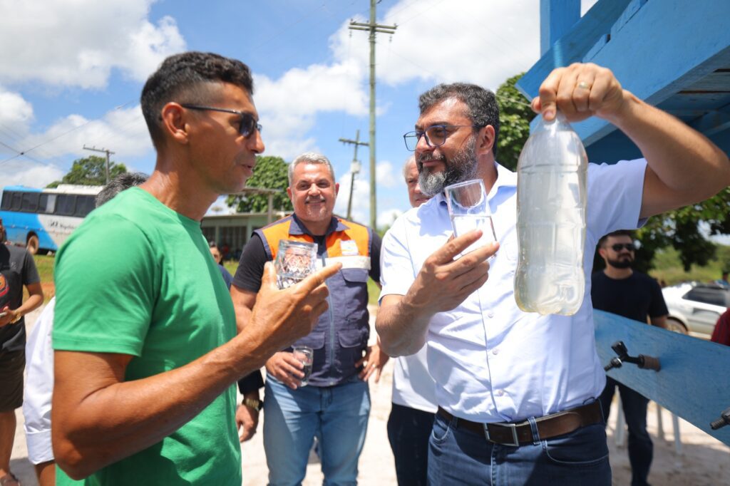 Governo do Amazonas leva unidade do Projeto Água Boa e luminárias de LED para comunidade do Careiro Castanho