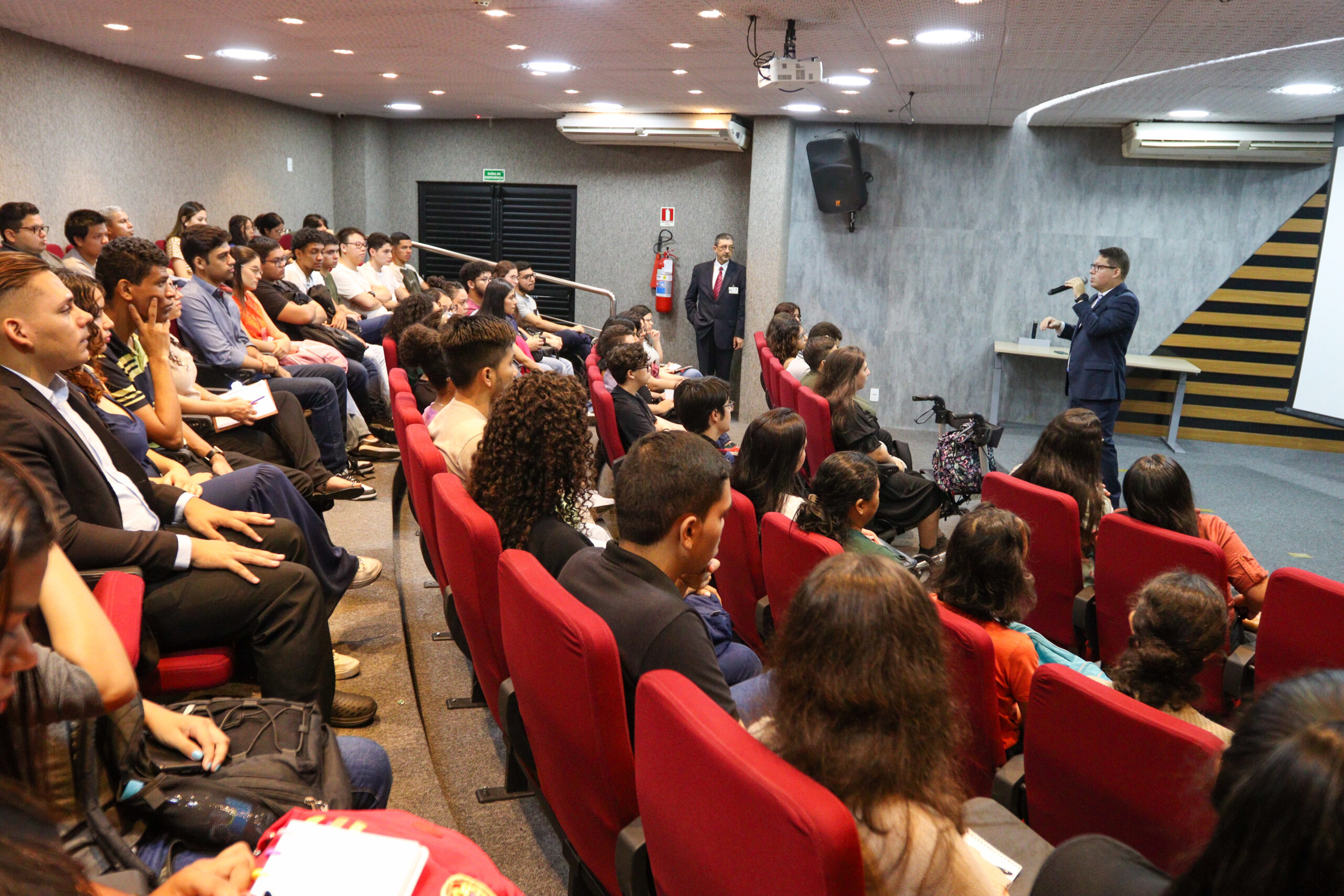 Câmara Municipal de Manaus recebe estudantes da UEA em visita técnica