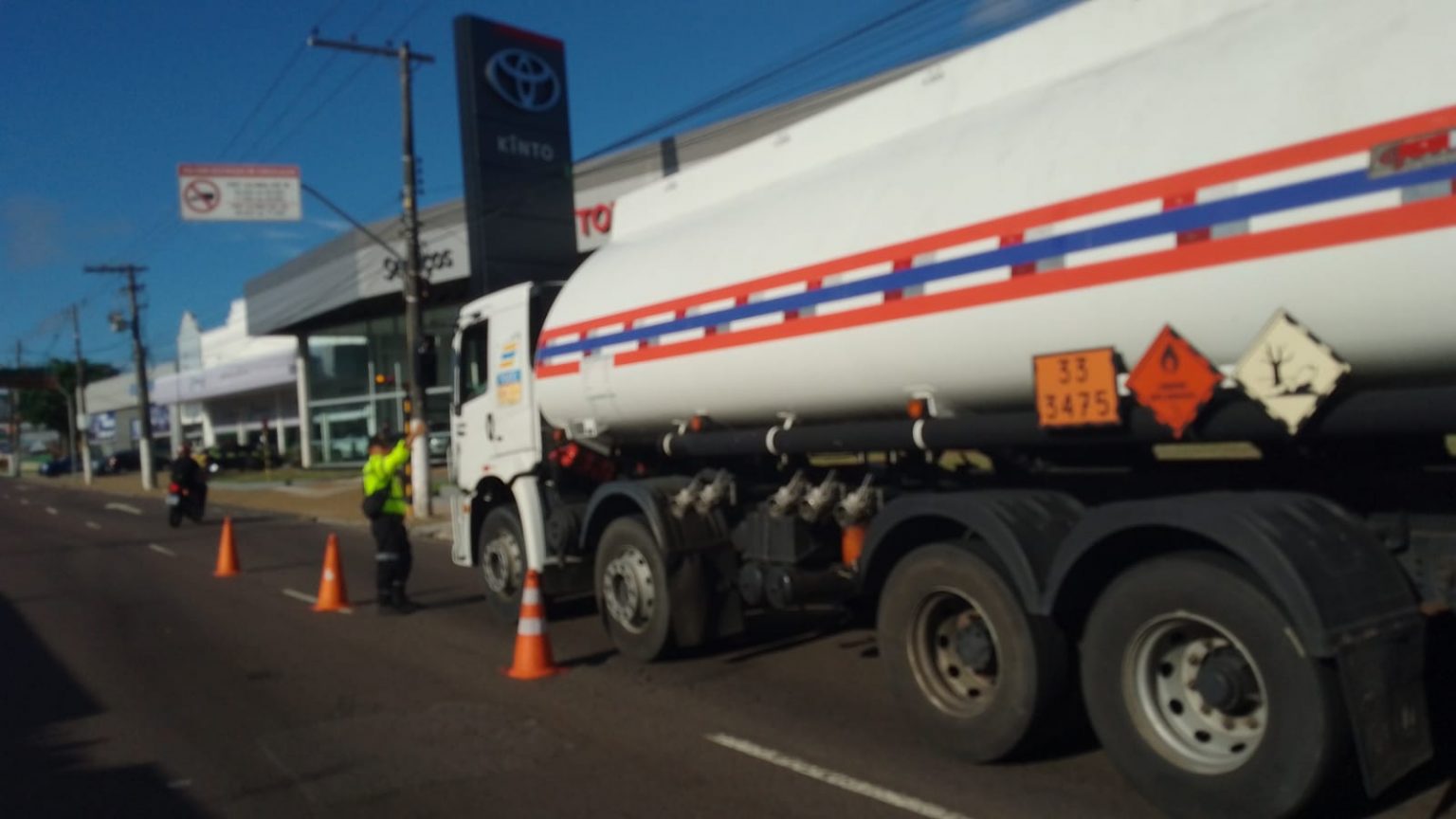 Prefeitura realiza ação para monitorar fluxo de veículos pesados em áreas de Zona Máxima de Restrição