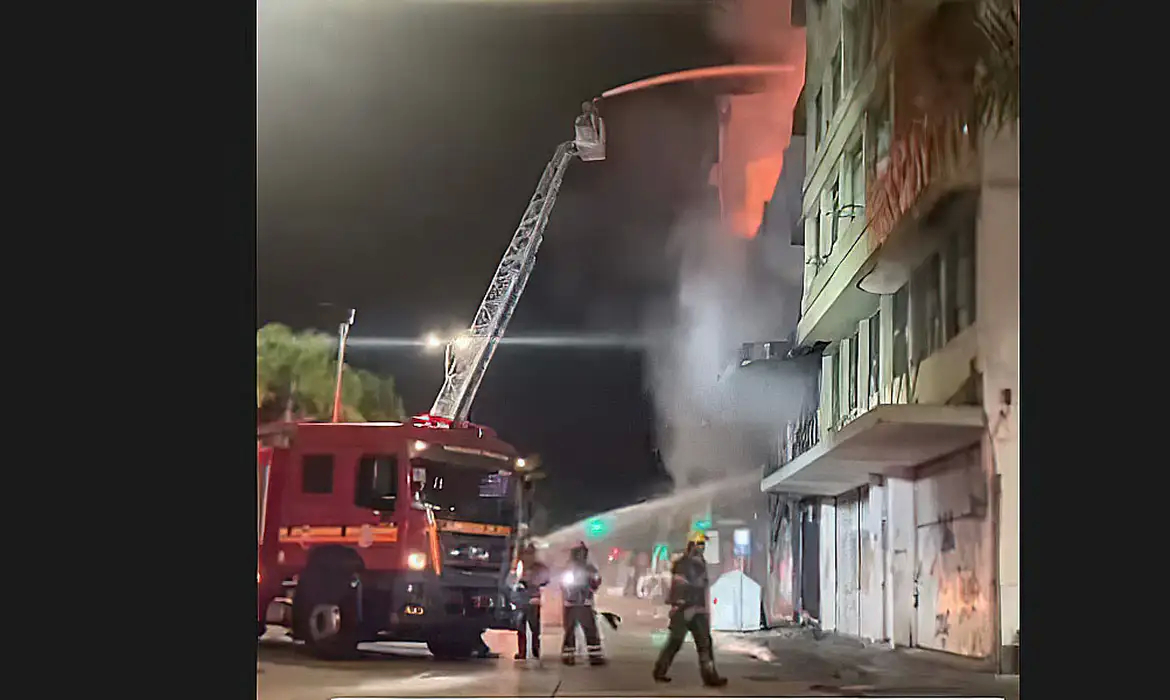 Incêndio em pousada de Porto Alegre deixa pelo menos 10 mortos