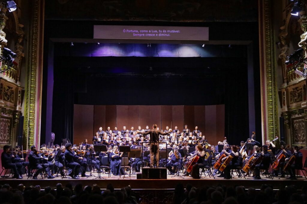 Estreia de ‘Carmina Burana’ na Temporada dos Corpos Artísticos encanta amazonenses e turistas no Teatro Amazonas