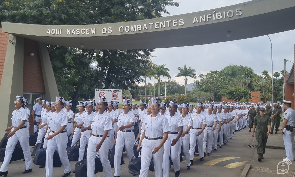 Primeira turma com mulheres conclui etapa inicial do Curso de Soldados Fuzileiros Navais