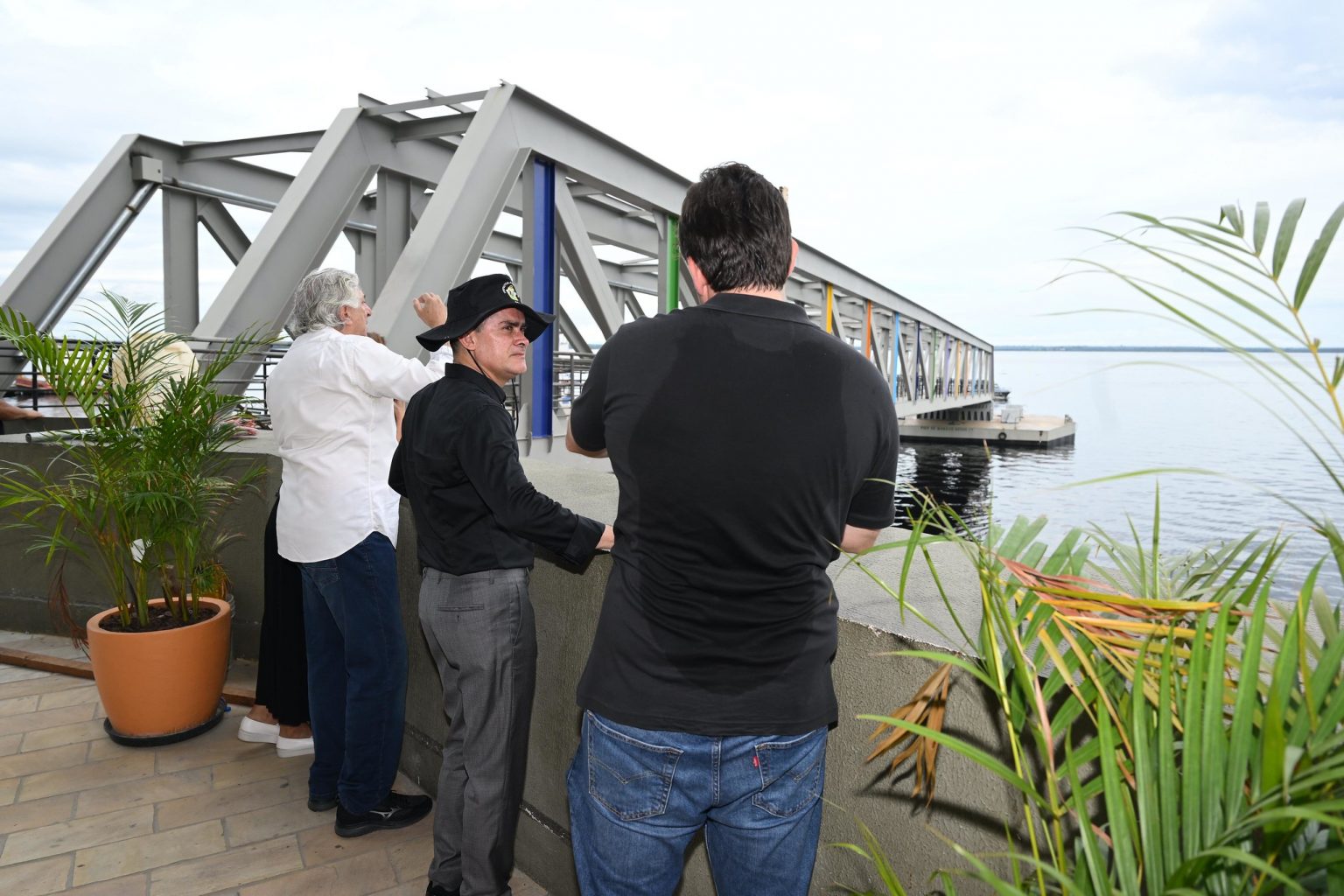 Prefeito vistoria implantação da primeira parte do píer turístico Manaus 355 no mirante Lúcia Almeida