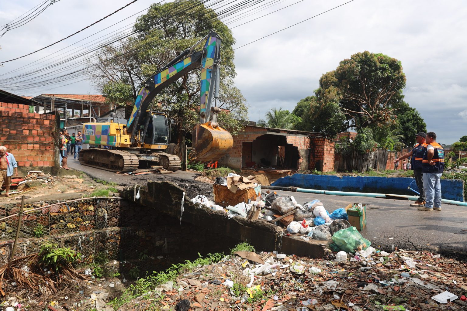 Prefeitura intensifica obra em rip-rap e inicia operação para reconstruir ponte que desabou na rua Rio Pitinga no São José