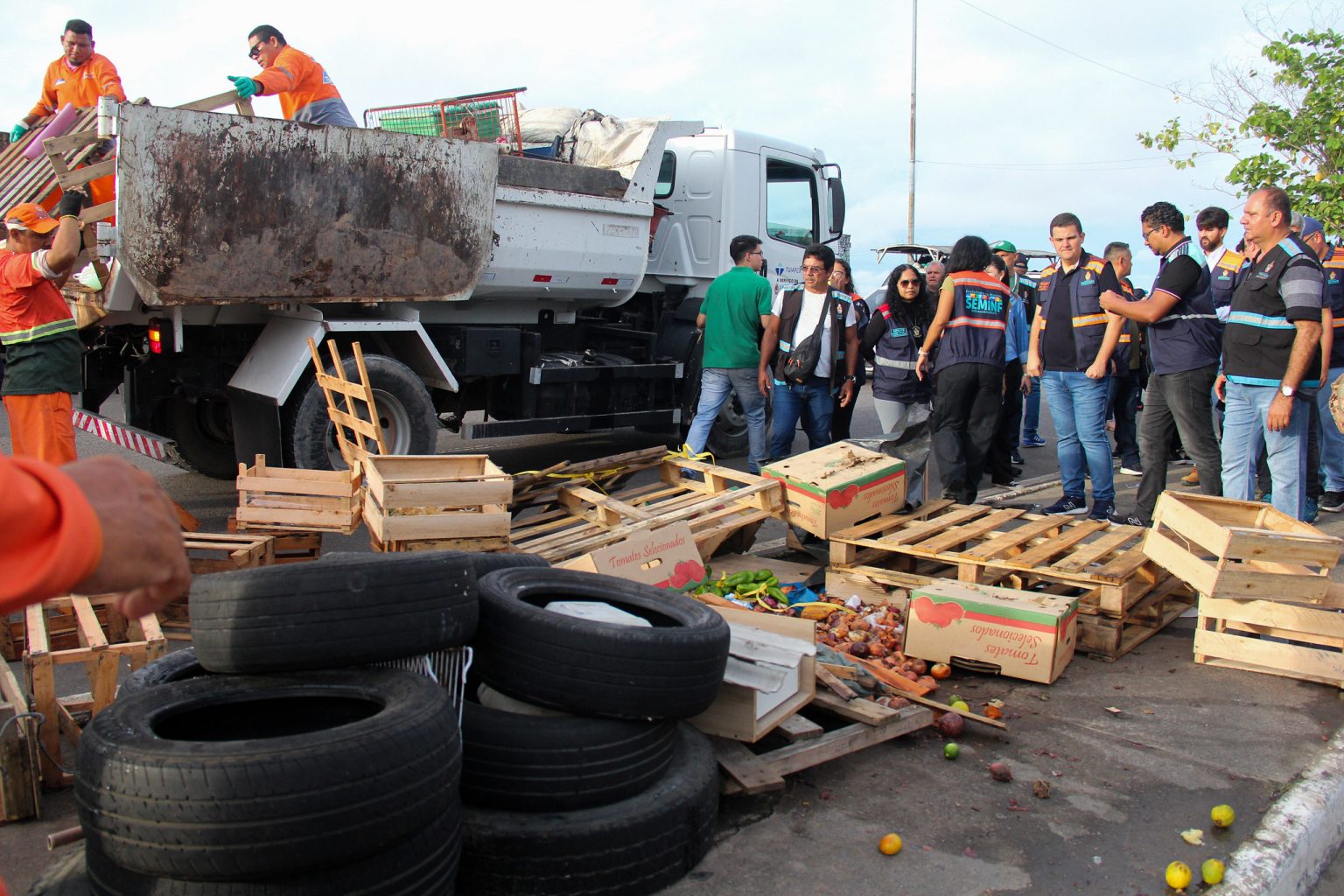 Mais de 400 trabalhadores da prefeitura atuam no primeiro dia do reordenamento na área comercial e histórica do Centro de Manaus