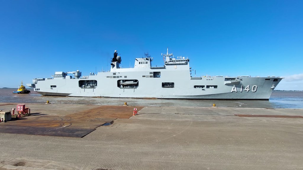 NAM “Atlântico” desatraca de Rio Grande (RS) para realizar operação com Porta-Aviões Nuclear “George Washington”