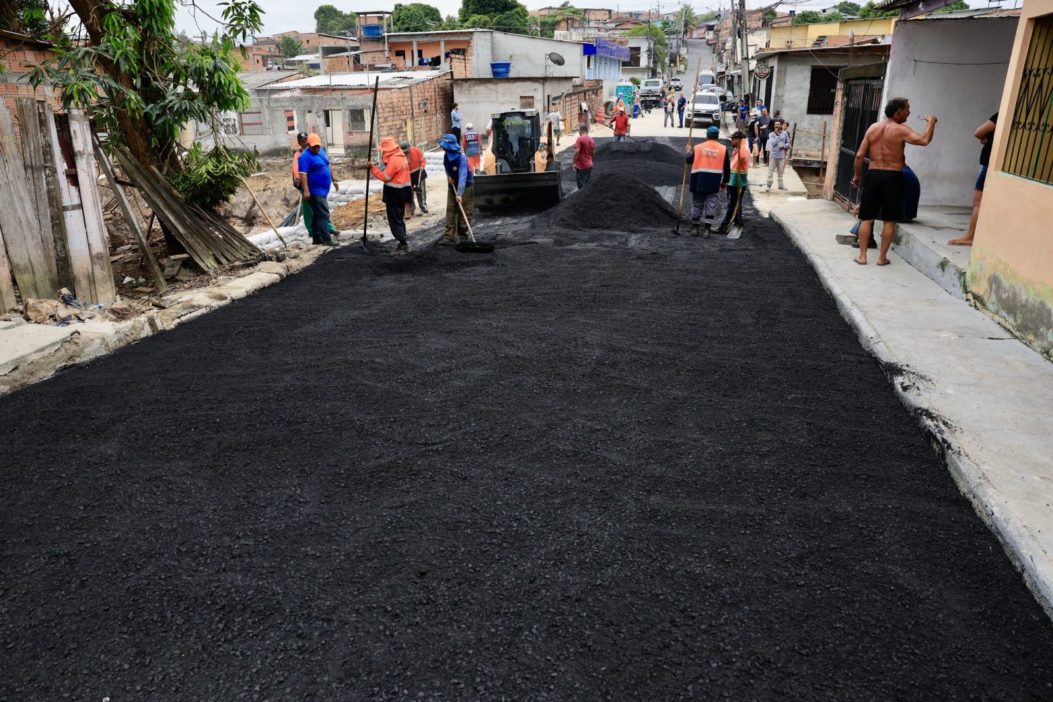 Ponte em rua do bairro São José é reconstruída pela prefeitura sobre duas linhas com 20 aduelas em concreto armado