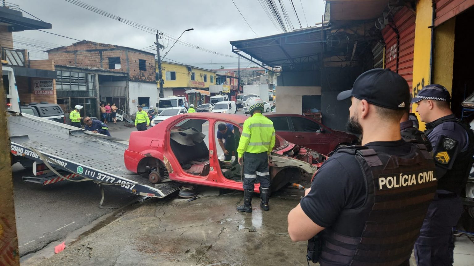 Operação integrada remove sucatas no bairro Cidade de Deus