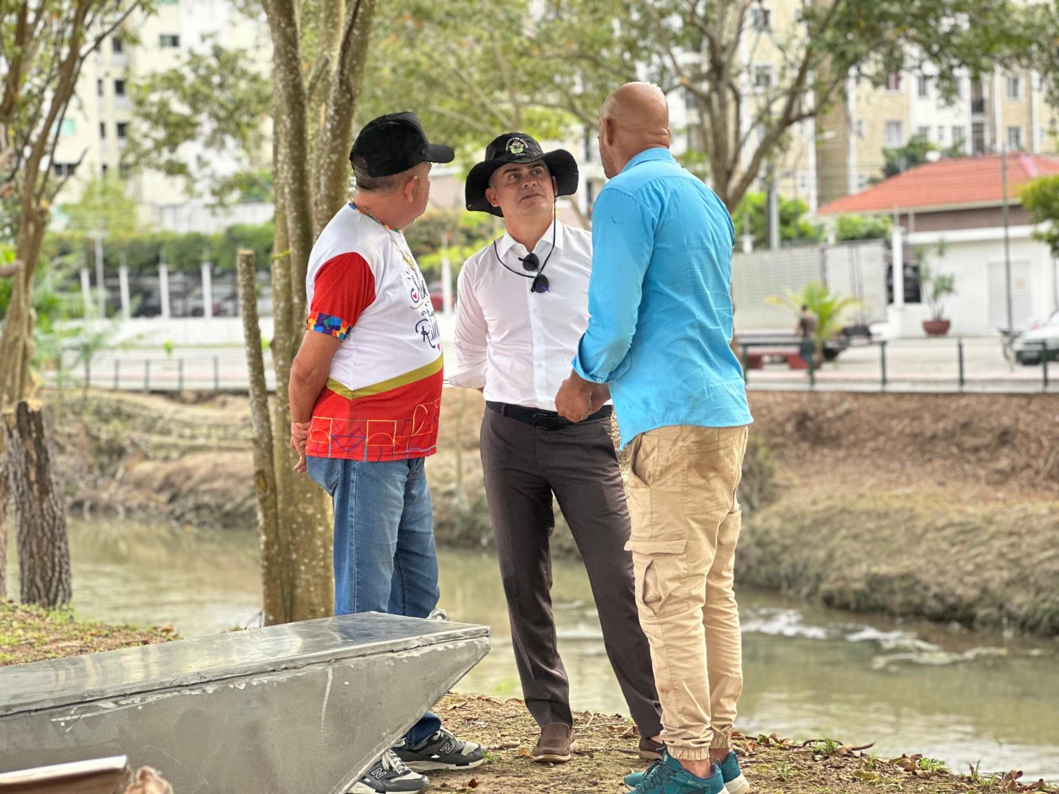 Prefeito fiscaliza instalação de nova ecobarreira no Passeio do Mindu em Manaus