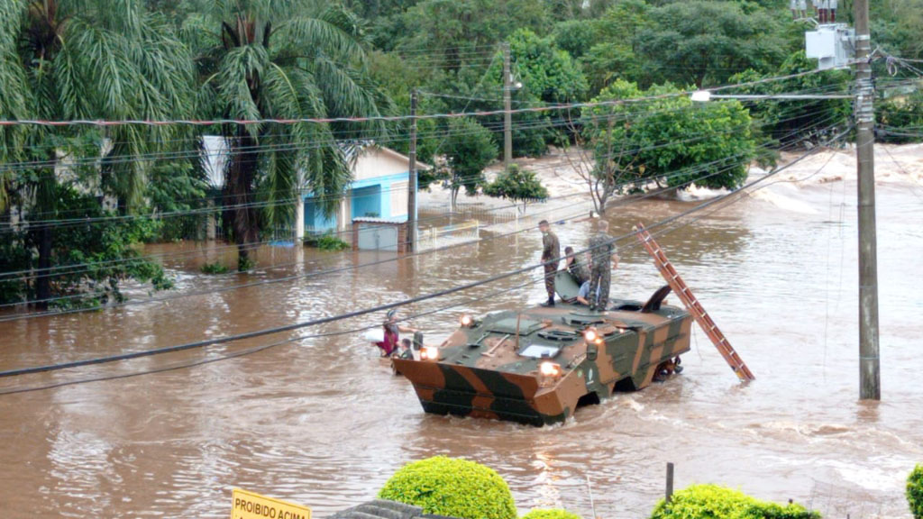 Mais de dois mil militares trabalham no resgate e no apoio da população do Rio Grande do Sul