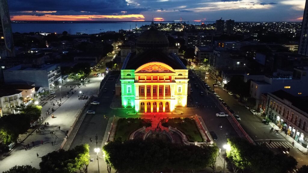 Teatro Amazonas recebe iluminação com as cores da bandeira do Rio Grande do Sul