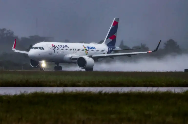 Base Aérea de Canoas recebe primeiro voo comercial de passageiros