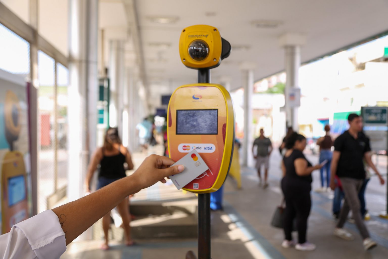 Tarifas de ônibus já podem ser pagas com cartões de débito e crédito nos Terminais de Integração e estações de transferências em Manaus