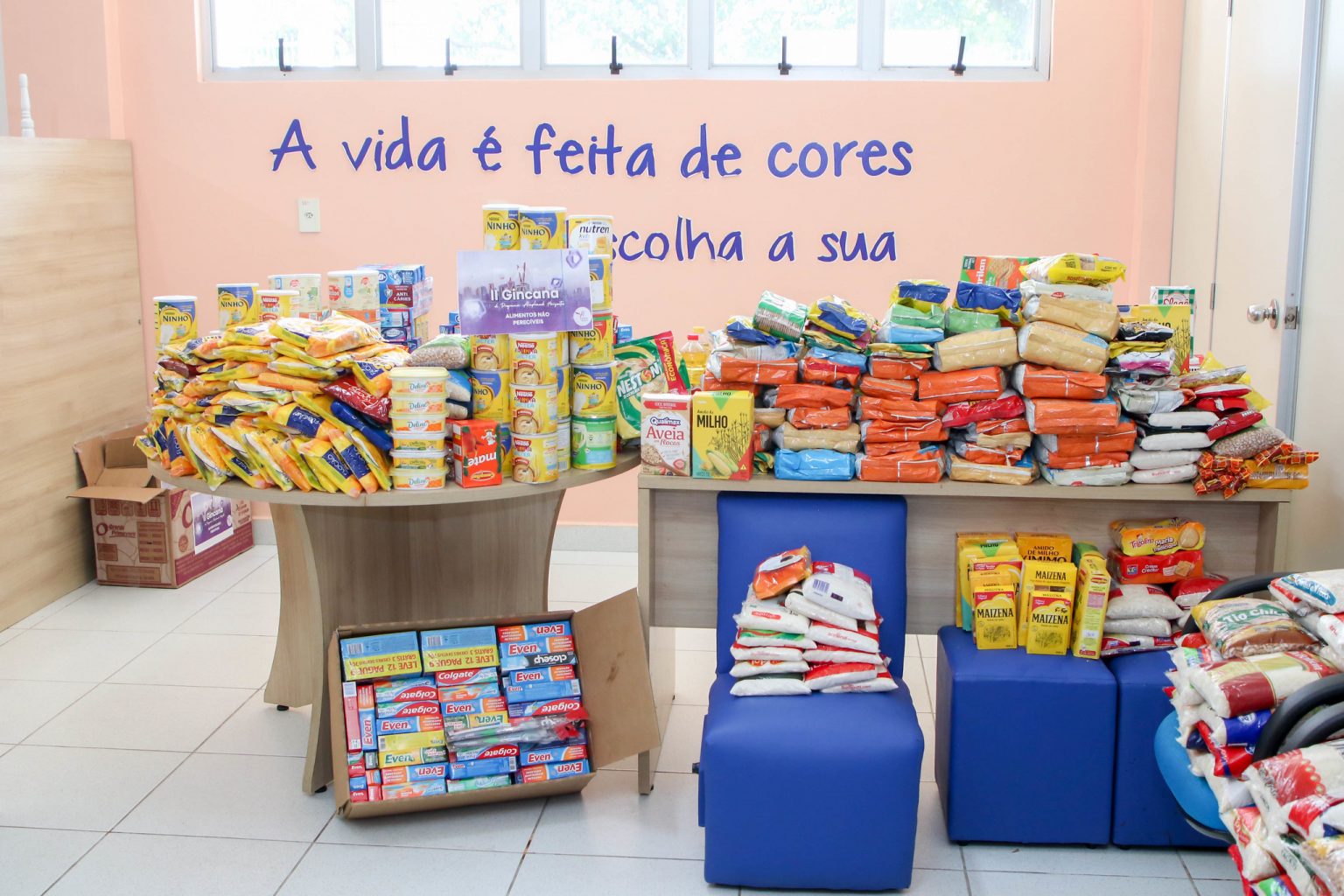 Programa educacional da Prefeitura de Manaus doa alimentos à instituição social de combate ao câncer