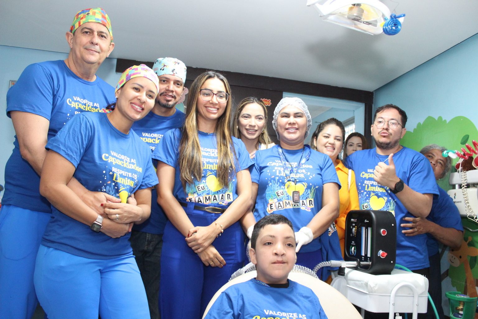 Famílias atendidas pelo espaço Amigo Ruy recebem novos cordões de identificação no Dia do Orgulho Autista