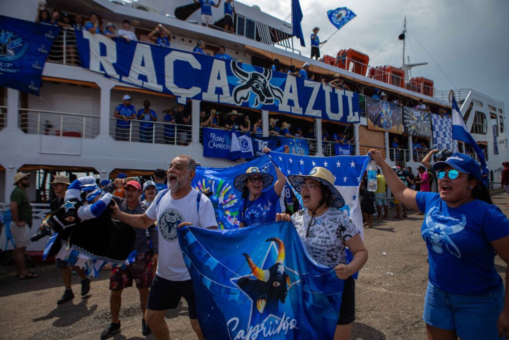 Festival de Parintins 2024: torcidas organizadas de Caprichoso e Garantido já estão na ilha