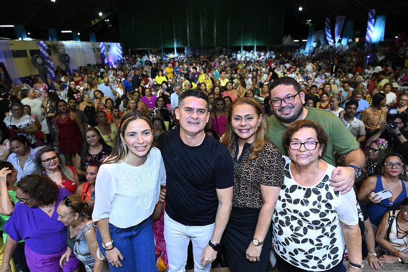 Prefeitura promove baile para a terceira idade com show de Moacyr Franco