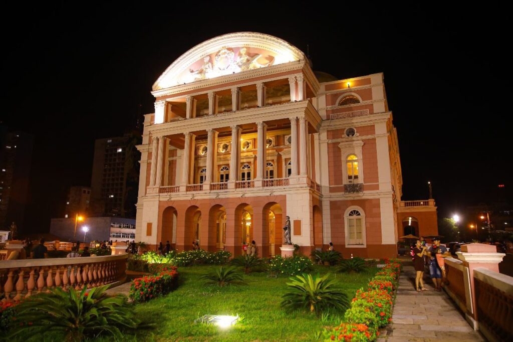 Cabine de rádio no hall do Teatro Amazonas recebe casais apaixonados no dia 12 de junho