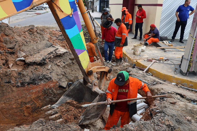 Prefeitura de Manaus inicia obra emergencial em rede de drenagem rompida no Japiim