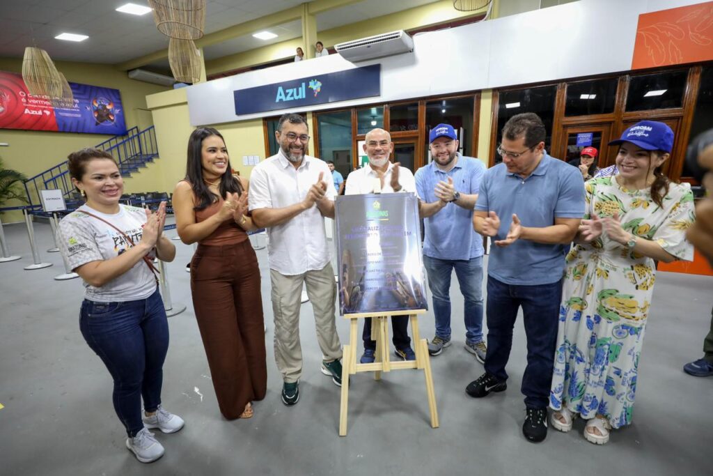 Em Parintins, Wilson Lima entrega aeroporto Júlio Belém revitalizado e 150 triciclos reformados