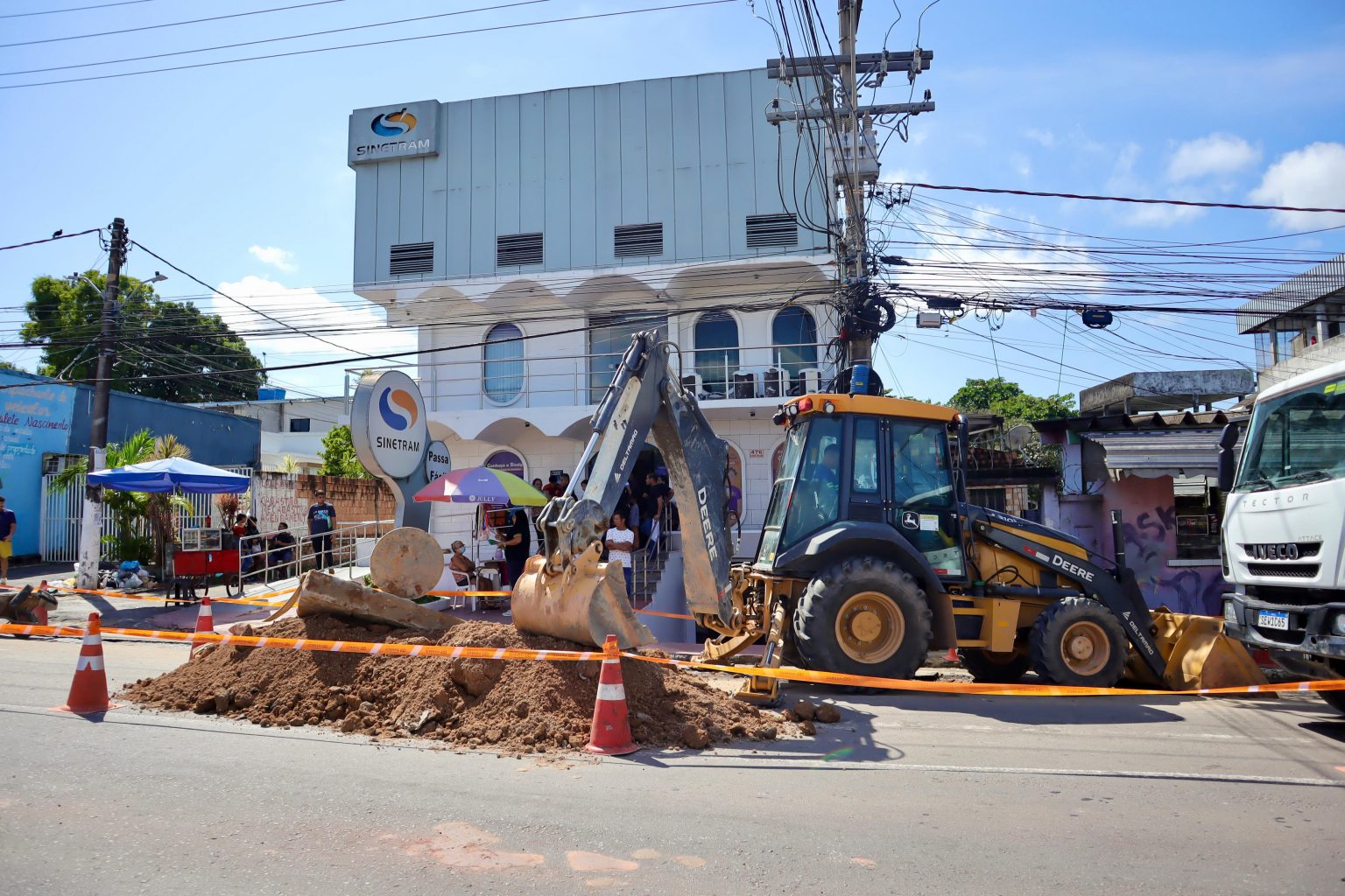 Avanço de obra de concessionária de água causa nova interdição em trecho da avenida Constantino Nery