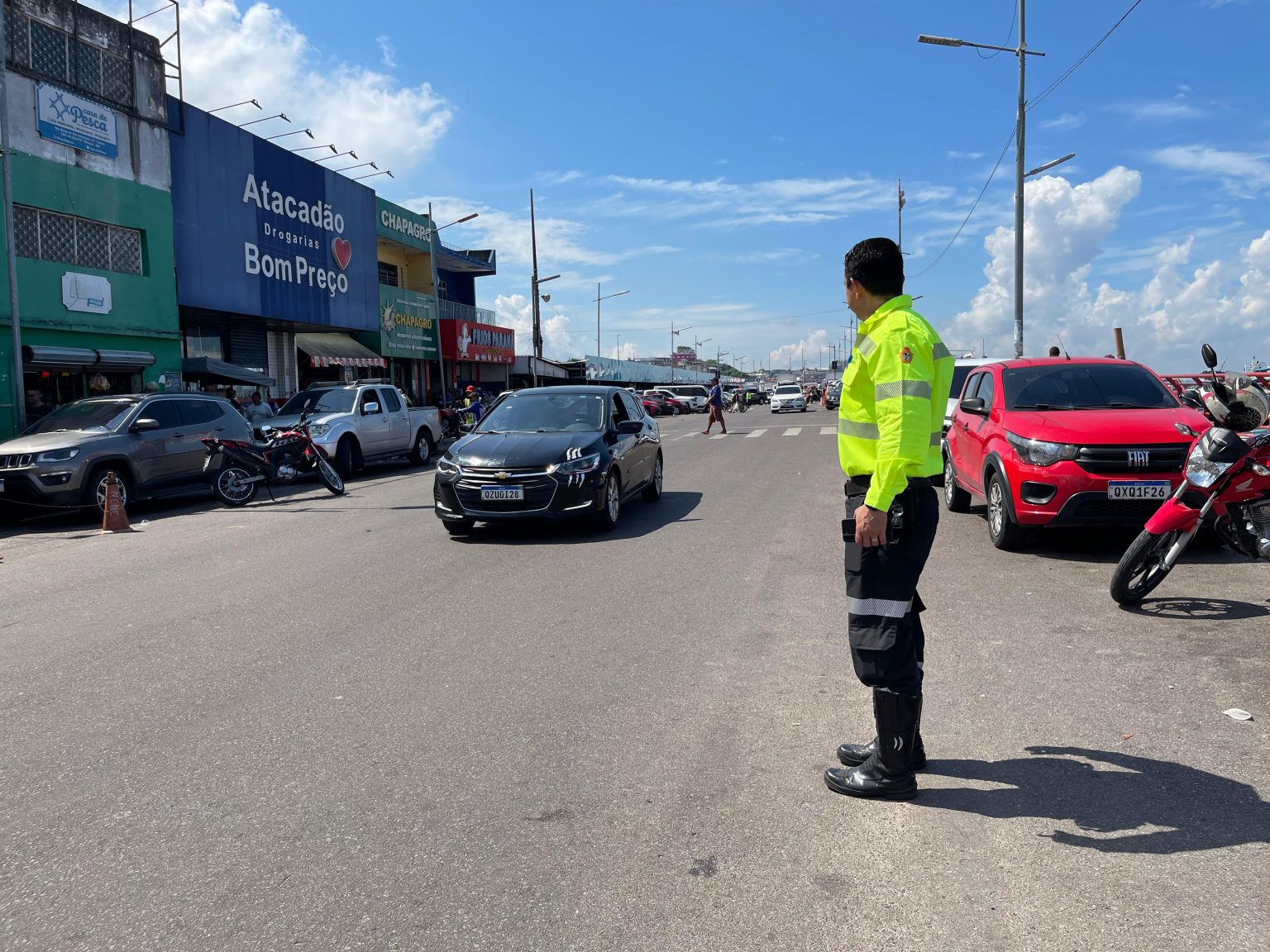 Agentes de trânsito da prefeitura atuam na Manaus Moderna para garantir fluidez e segurança nas áreas de embarque