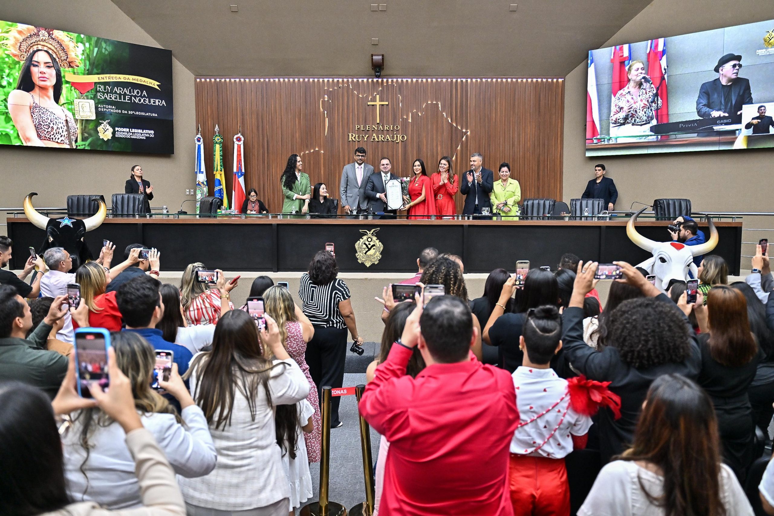 Isabelle Nogueira recebe homenagem na Assembleia Legislativa do Amazonas