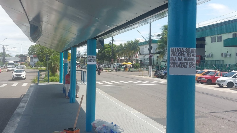 Em menos de 48 horas, empresa vandaliza plataforma de ônibus revitalizada pela prefeitura