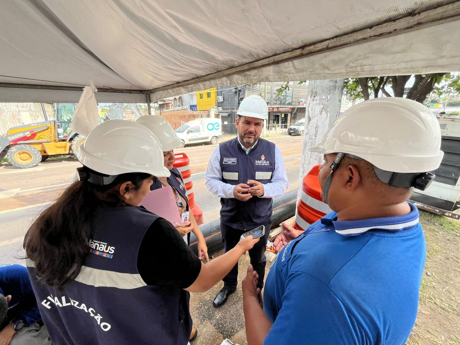 Ageman vistoria obra da expansão de esgotamento sanitário na avenida Constantino Nery