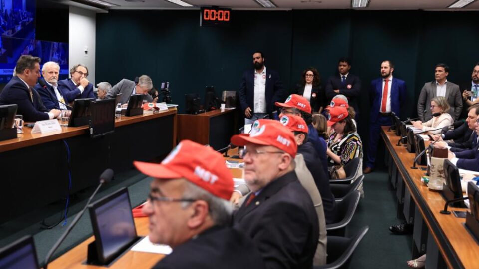 Pacote anti-MST: Oposição frustra tentativa da esquerda de barrar projetos