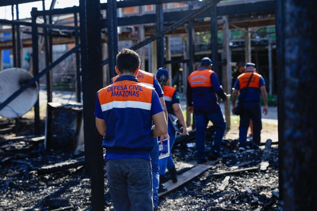 Governo do Amazonas presta assistência às famílias atingidas por incêndio em Nhamundá