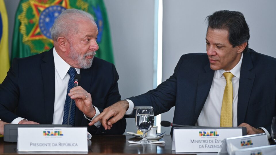 Pressionado por estragos contra si próprio, Lula dá trégua na guerra contra o mercado