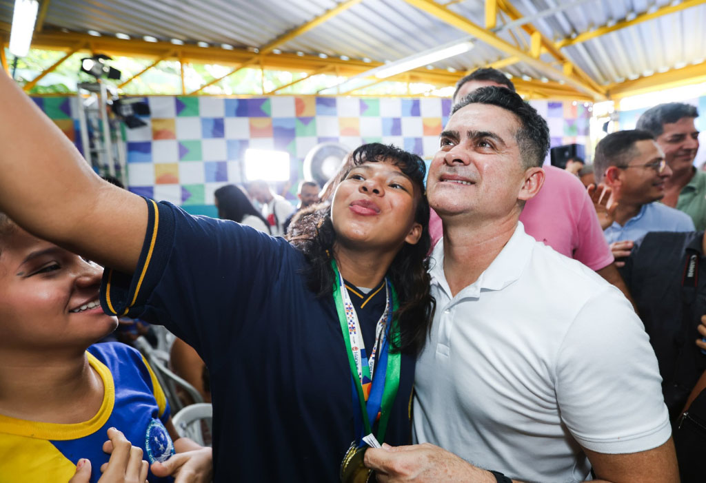 Prefeito David Almeida entrega mais uma escola totalmente reformada na zona Rural da cidade