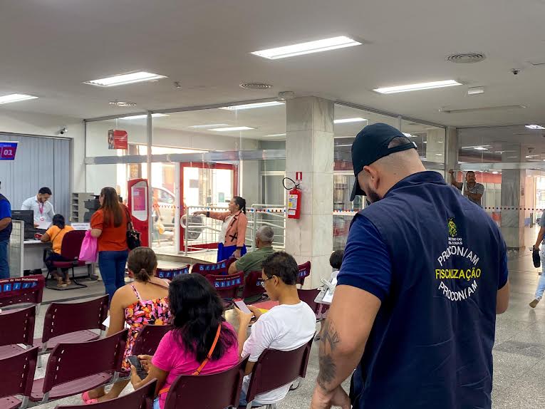 Em Manaus, Procon-AM autua instituição bancária por descumprimento da Lei das Filas