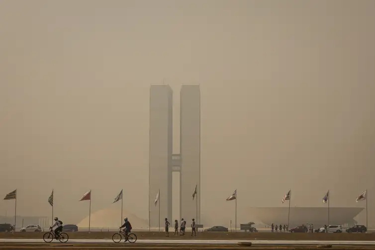 Brasília e outras capitais ficam encobertas por fumaça de queimadas